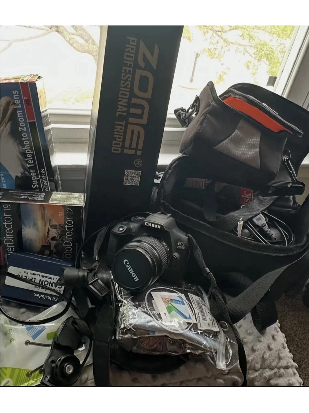 Canon EOS 200D T7 Camera & lots of lenses, extras and Black Carry Bag